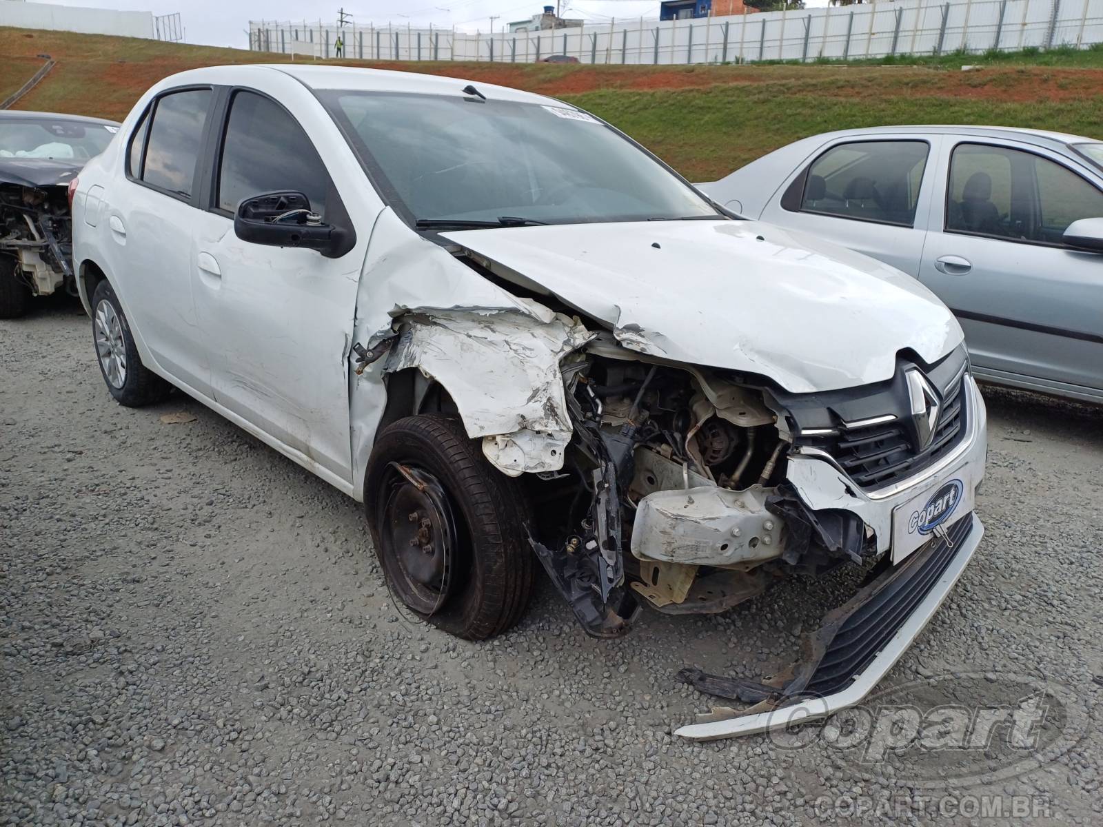 Veículo Renault Logan Renault Logan Zen 1.6 16V SCE 2021 Médio Dano Frontal 2021 em leilão