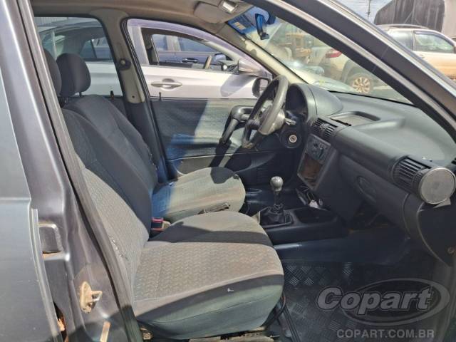 2001 CHEVROLET CORSA SEDAN 