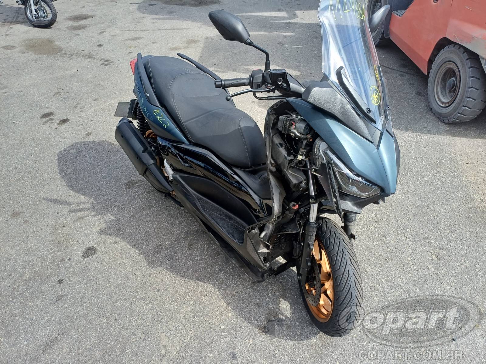 Yamaha Xmax 2023 em leilão