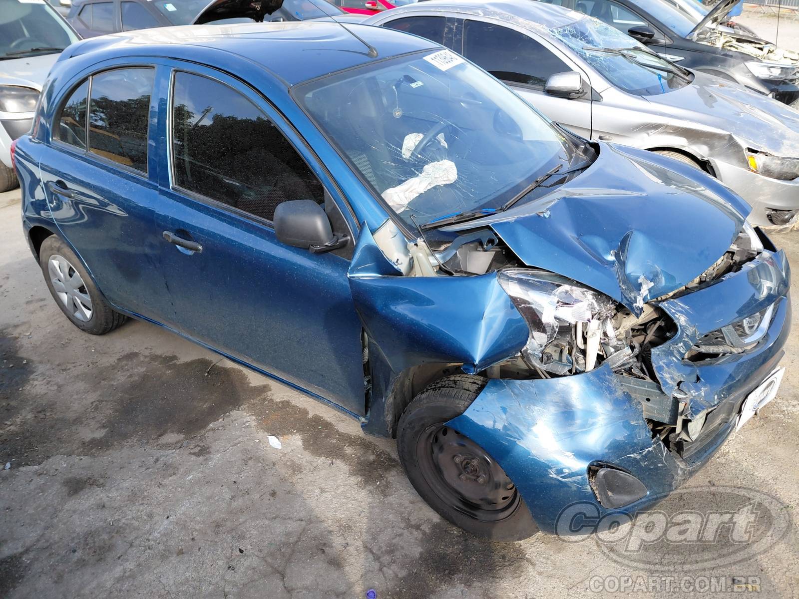 Nissan March 2016 em leilão