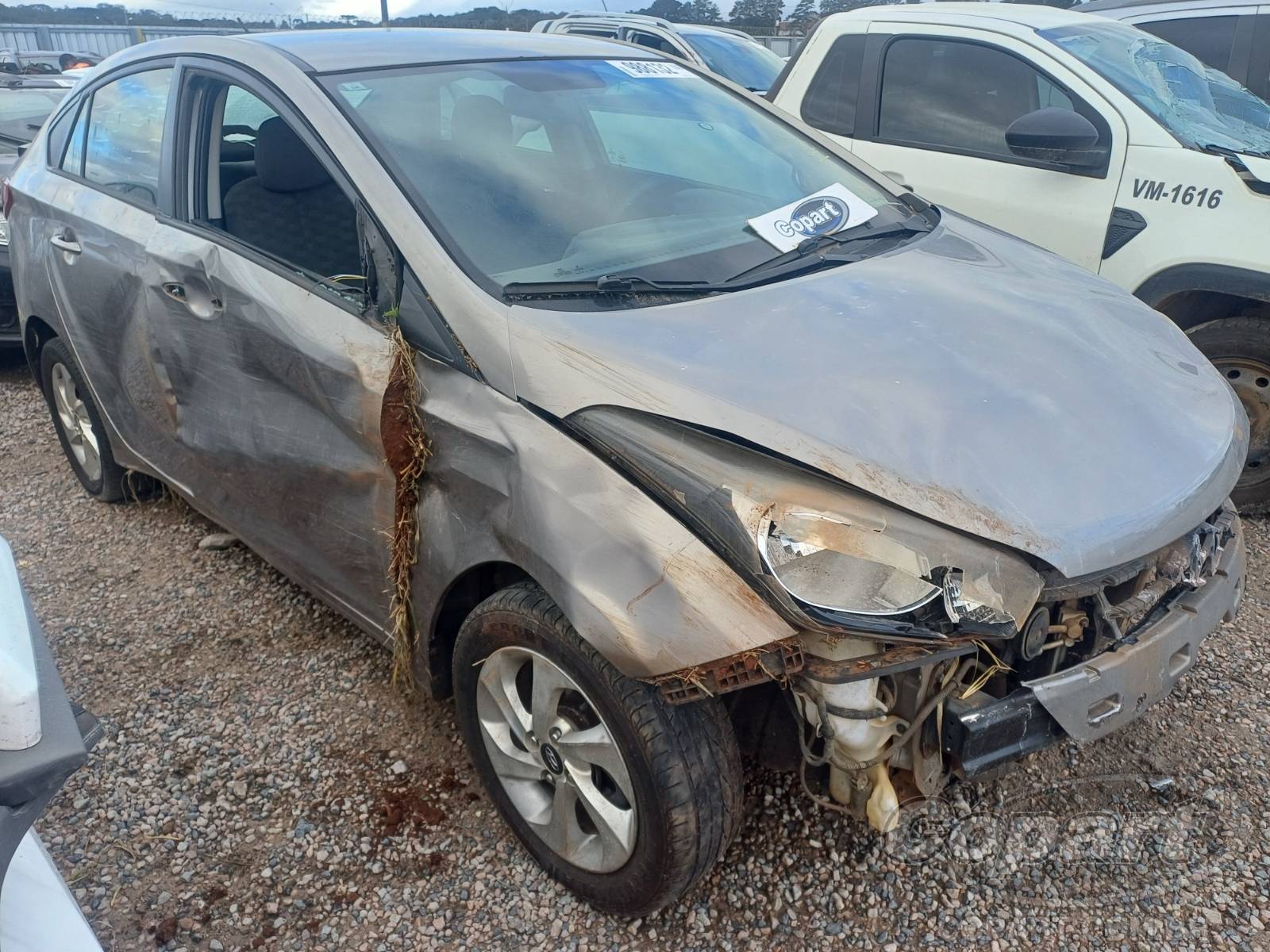 Hyundai HB20S Comfort Plus 1.6 16V CVVT 2016 Médio Dano Frontal