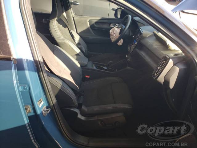 2023 VOLVO XC40 