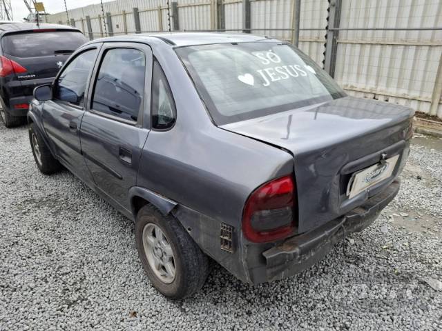 2001 CHEVROLET CORSA SEDAN 