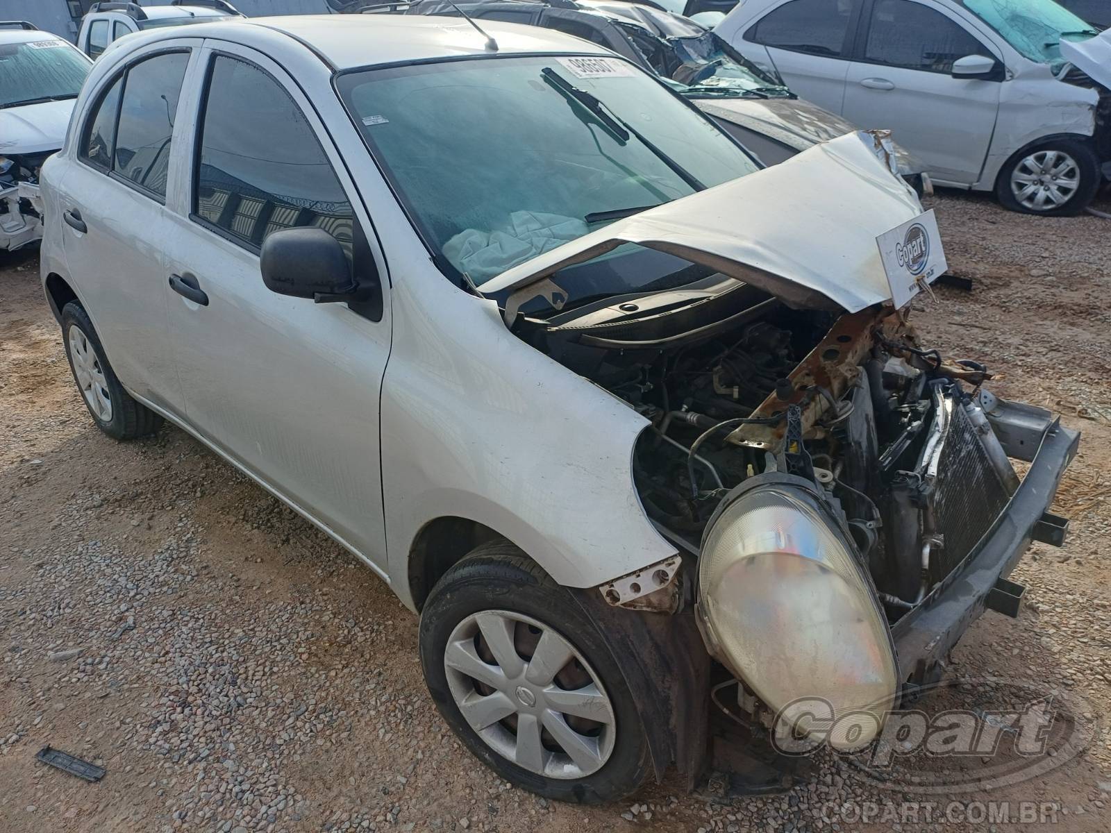 Nissan March 1.0 16V 2014 Médio Dano Frontal
