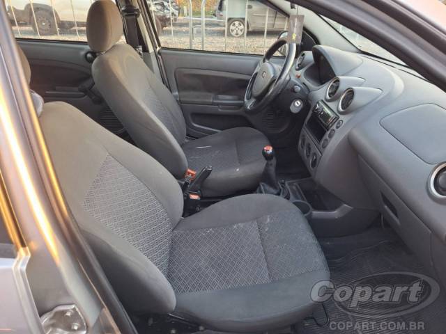 2005 FORD FIESTA SEDAN 