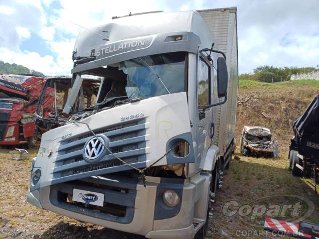 2011 VOLKSWAGEN CONSTELLATION 