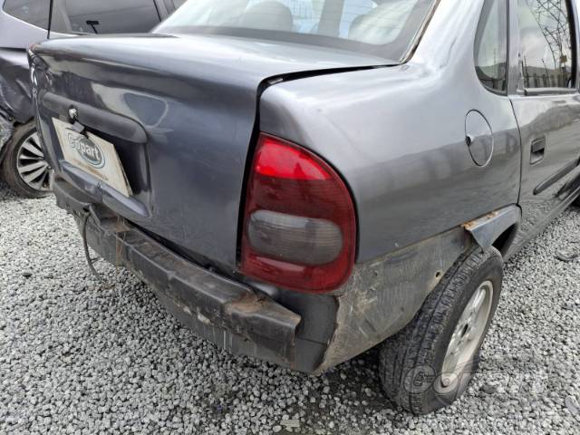 2001 CHEVROLET CORSA SEDAN 