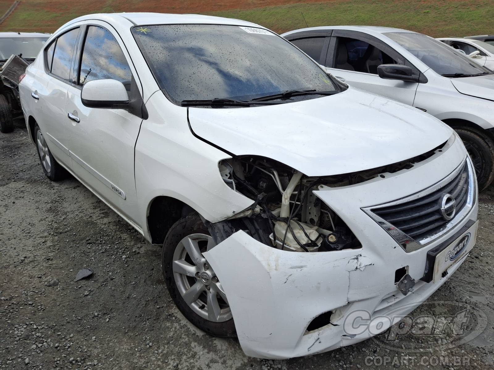 Nissan Versa 1.6 16V 2013/2014 - Dano frontal, motor funciona