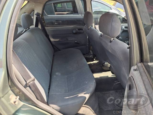 2001 CHEVROLET CORSA SEDAN 