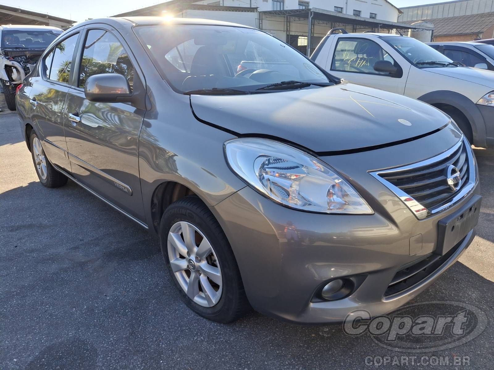 Nissan Versa 2013 em leilão