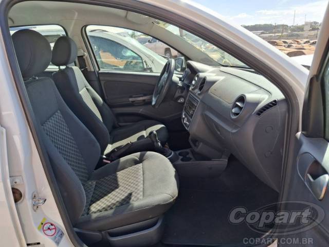 2015 VOLKSWAGEN VOYAGE 