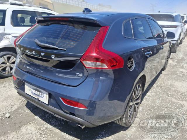 2019 VOLVO V40 