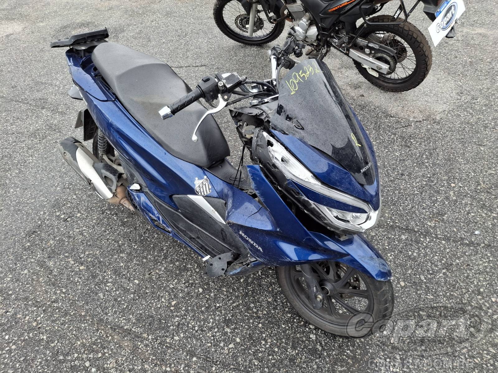Honda PCX 150 2020 - Moto com pequeno dano de colisão