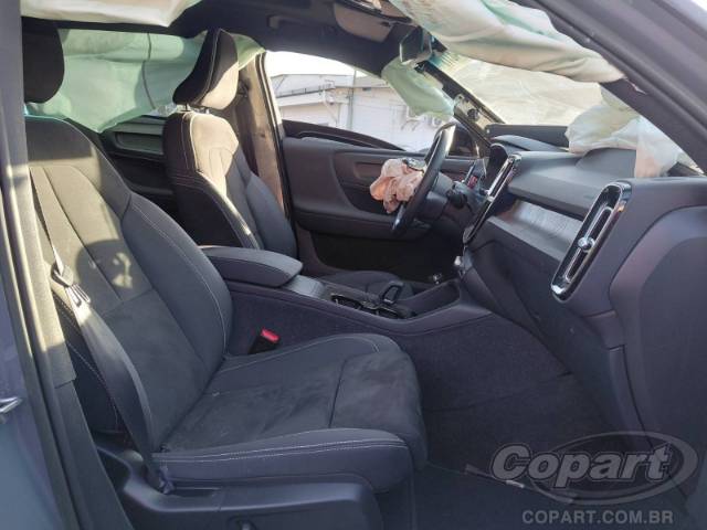 2023 VOLVO XC40 