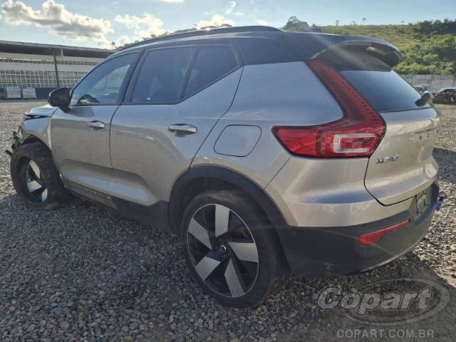 2023 VOLVO XC40 