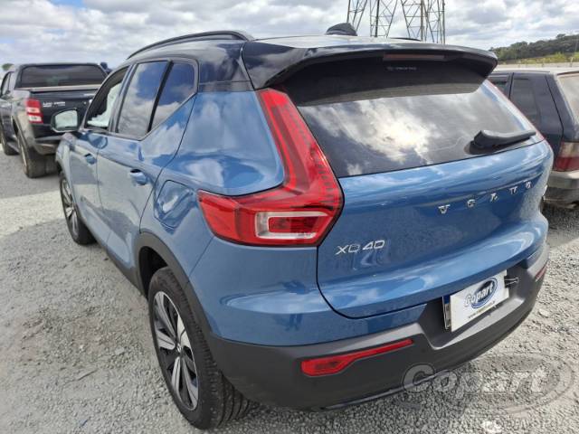 2023 VOLVO XC40 