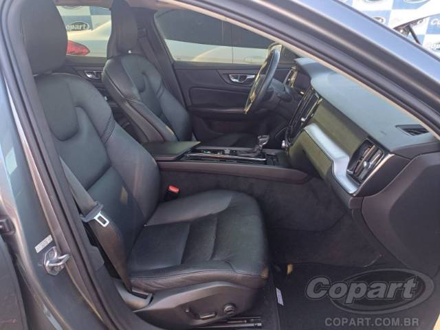 2020 VOLVO V60 