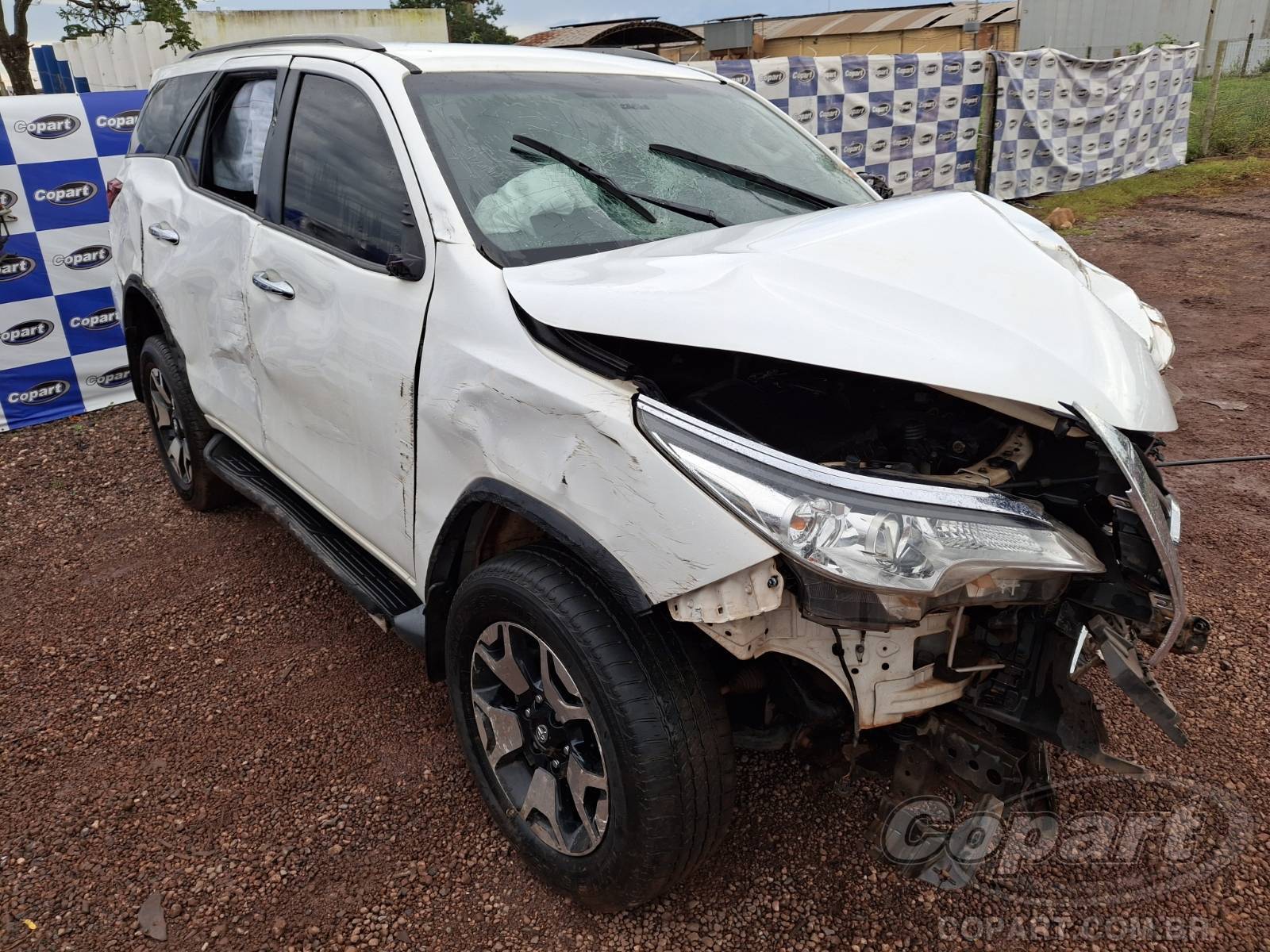 Veículo Toyota SW4 Toyota SW4 SRV 2.7 16V VVT-i 2019 Médio Dano Frontal 2019 em leilão