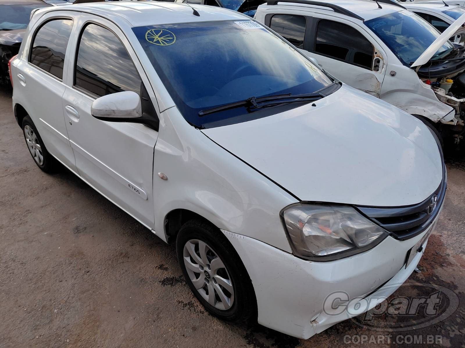 Toyota Etios 2015 em leilão