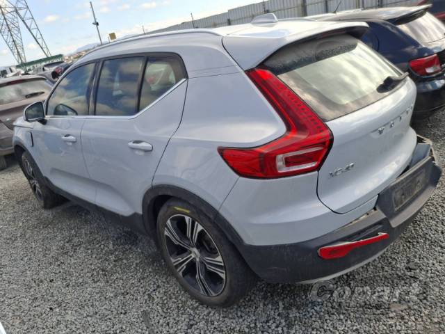 2022 VOLVO XC40 