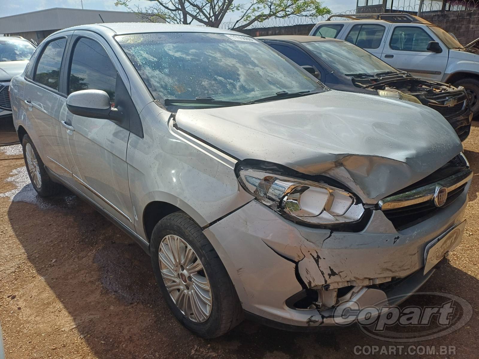 Fiat Grand Siena 2013 em leilão