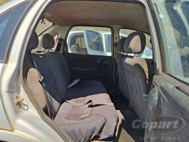 2001 CHEVROLET CORSA SEDAN 