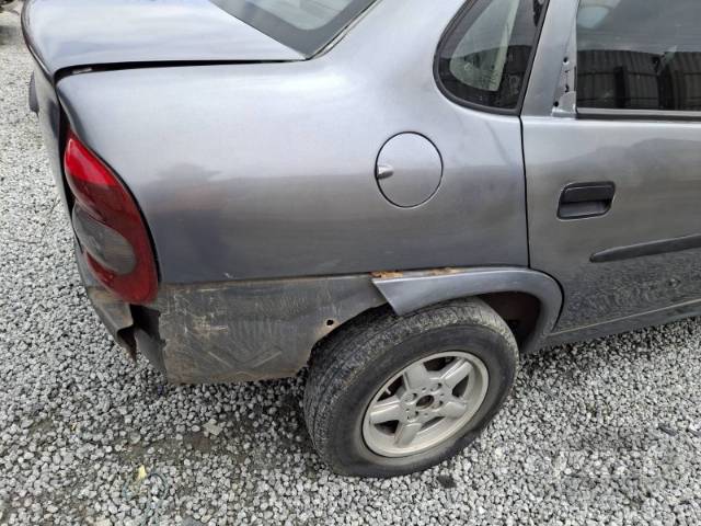 2001 CHEVROLET CORSA SEDAN 