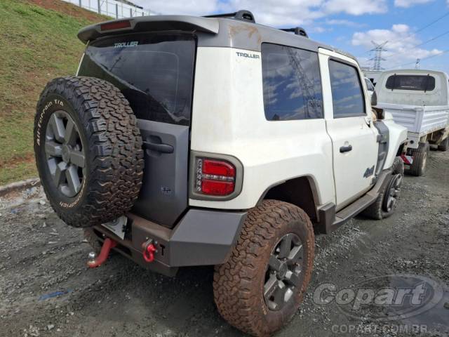 2018 TROLLER T4 