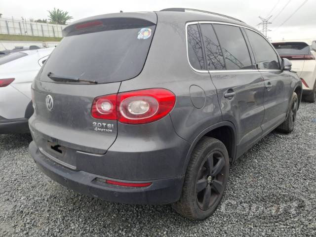2011 VOLKSWAGEN TIGUAN 