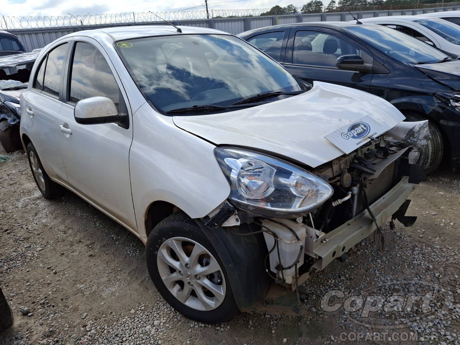 Veículo Nissan March Nissan March SV 1.0 12V 2016 Médio Dano Lateral 2016 em leilão