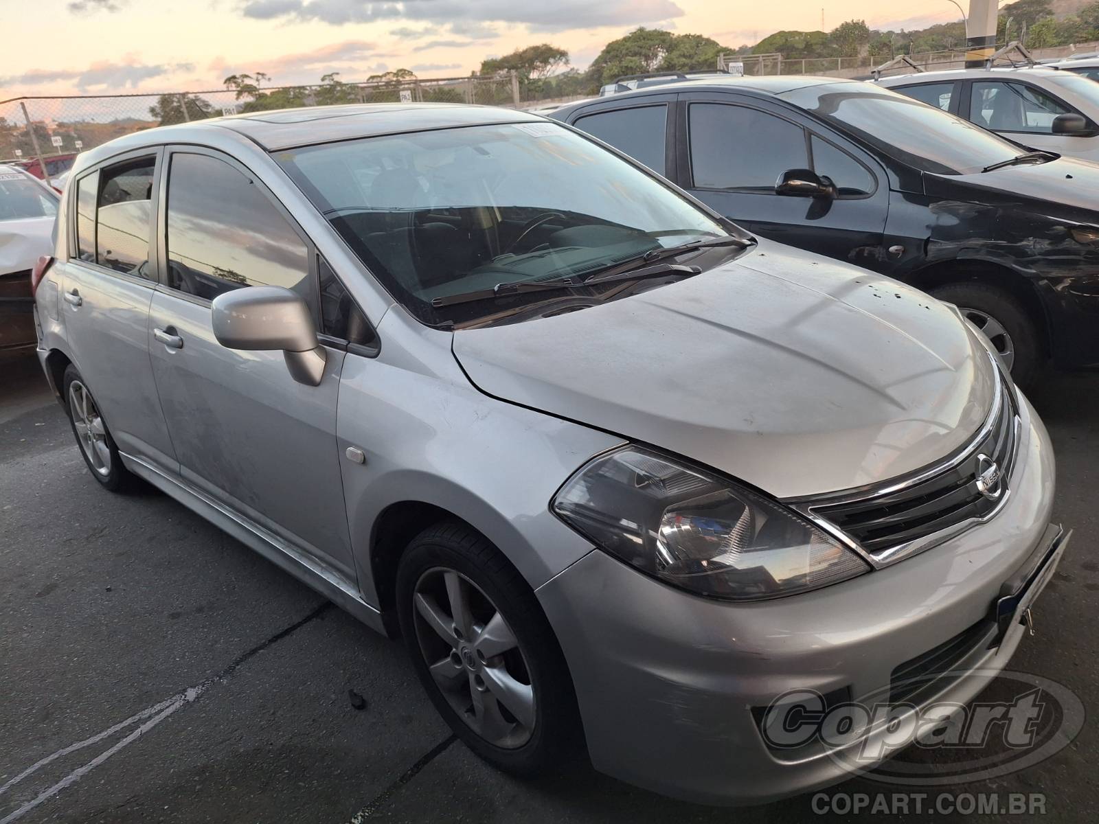 Nissan Tiida 2013 em leilão