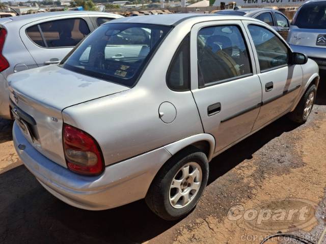 2000 CHEVROLET CORSA SEDAN 
