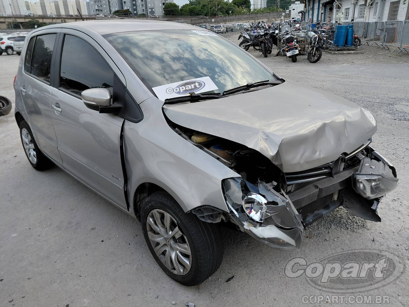 Veículo VW - VolksWagen Fox Volkswagen Fox 1.0 Total Flex 2013 Colisão 2013 em leilão