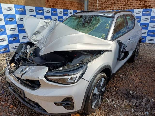 2024 VOLVO XC40 