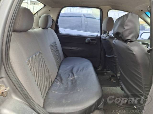 2001 CHEVROLET CORSA SEDAN 