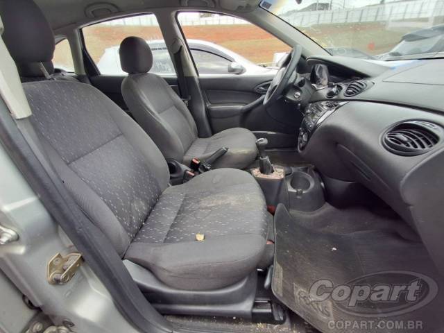 2004 FORD FOCUS 