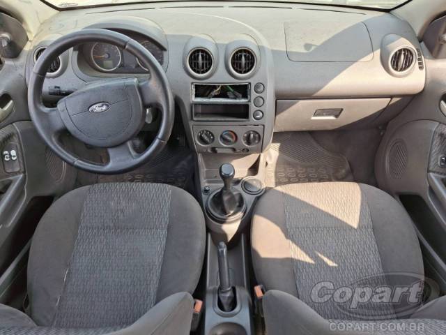 2005 FORD FIESTA SEDAN 