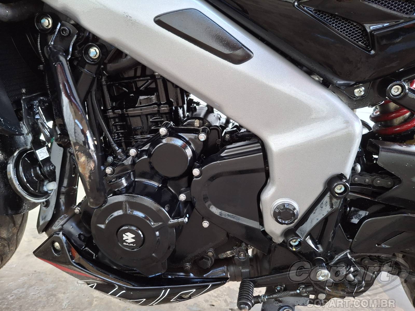 Foto 6 de 10: 2026 BAJAJ DOMINAR