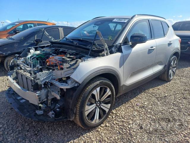 2023 VOLVO XC40 