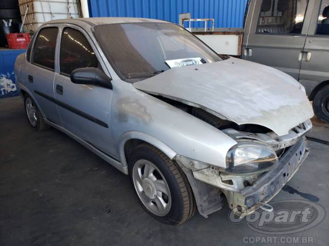 2001 CHEVROLET CORSA SEDAN 