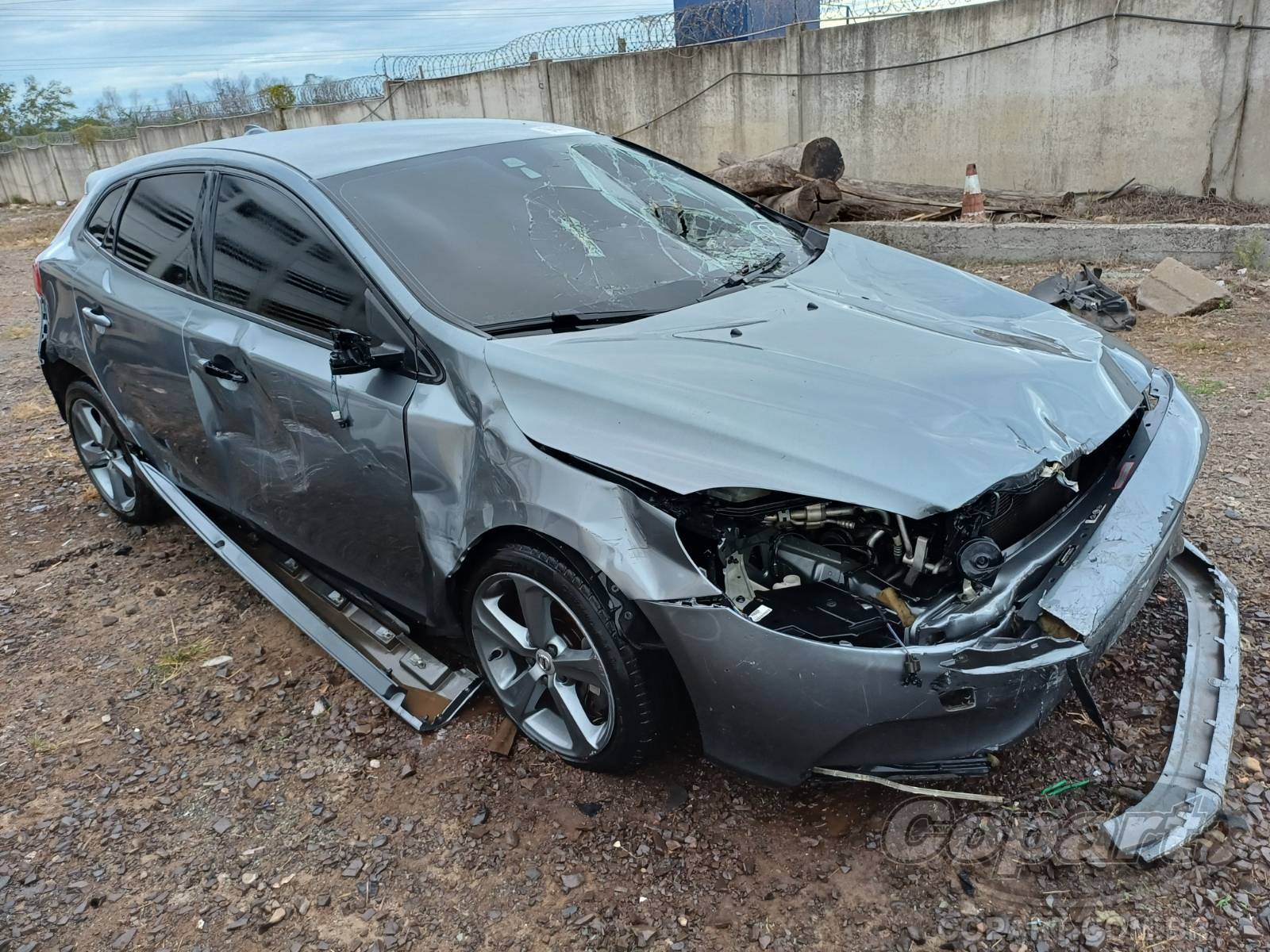 Volvo V40 T4 Kinetic 2.0 Drive-E Turbo 2019 Colisão Pequena Monta