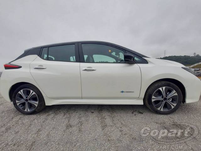 2022 NISSAN LEAF 