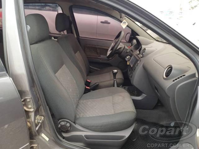 2004 FORD FIESTA 