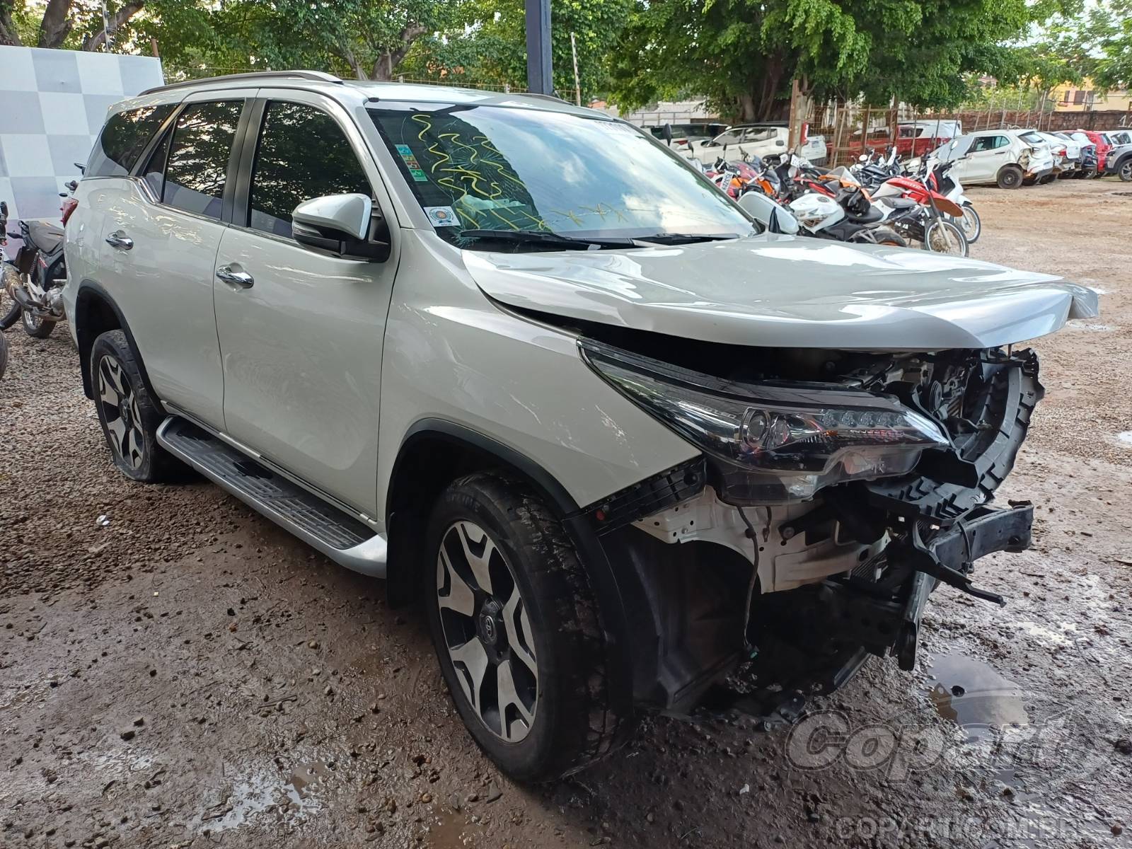Veículo Toyota SW4 Toyota SW4 SRX 2.8 D-4D Turbo 2020 Colisão Média Monta 2020 em leilão