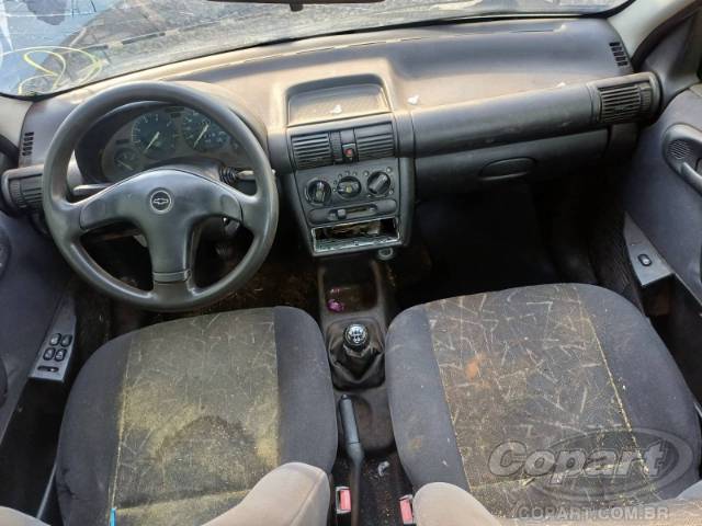 2001 CHEVROLET CORSA SEDAN 