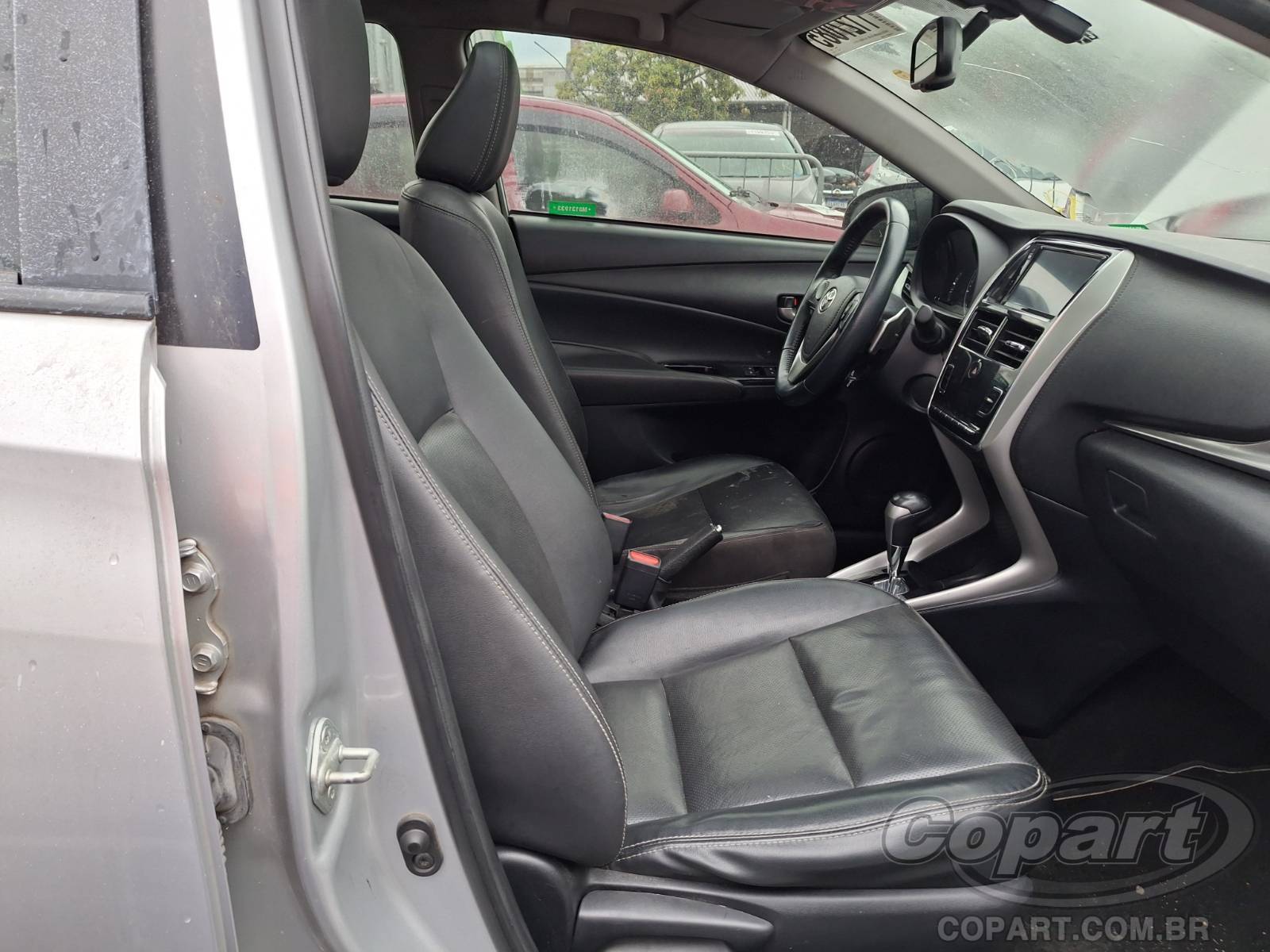 2021 TOYOTA YARIS SEDA — foto 5 de 10