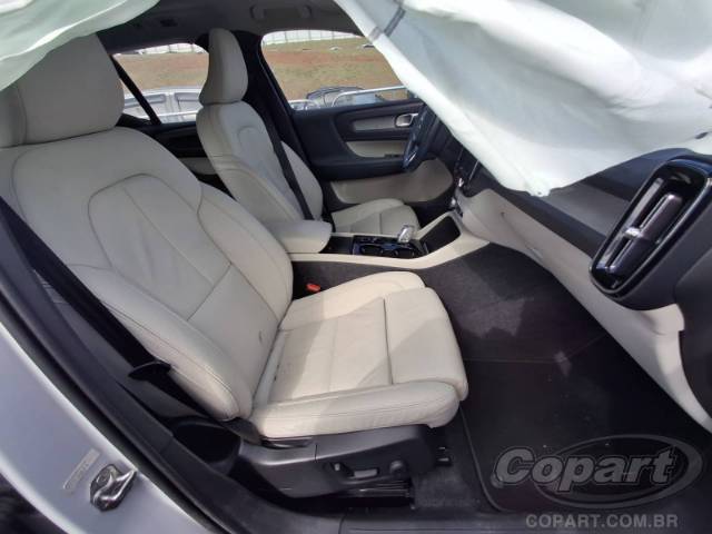 2022 VOLVO XC40 