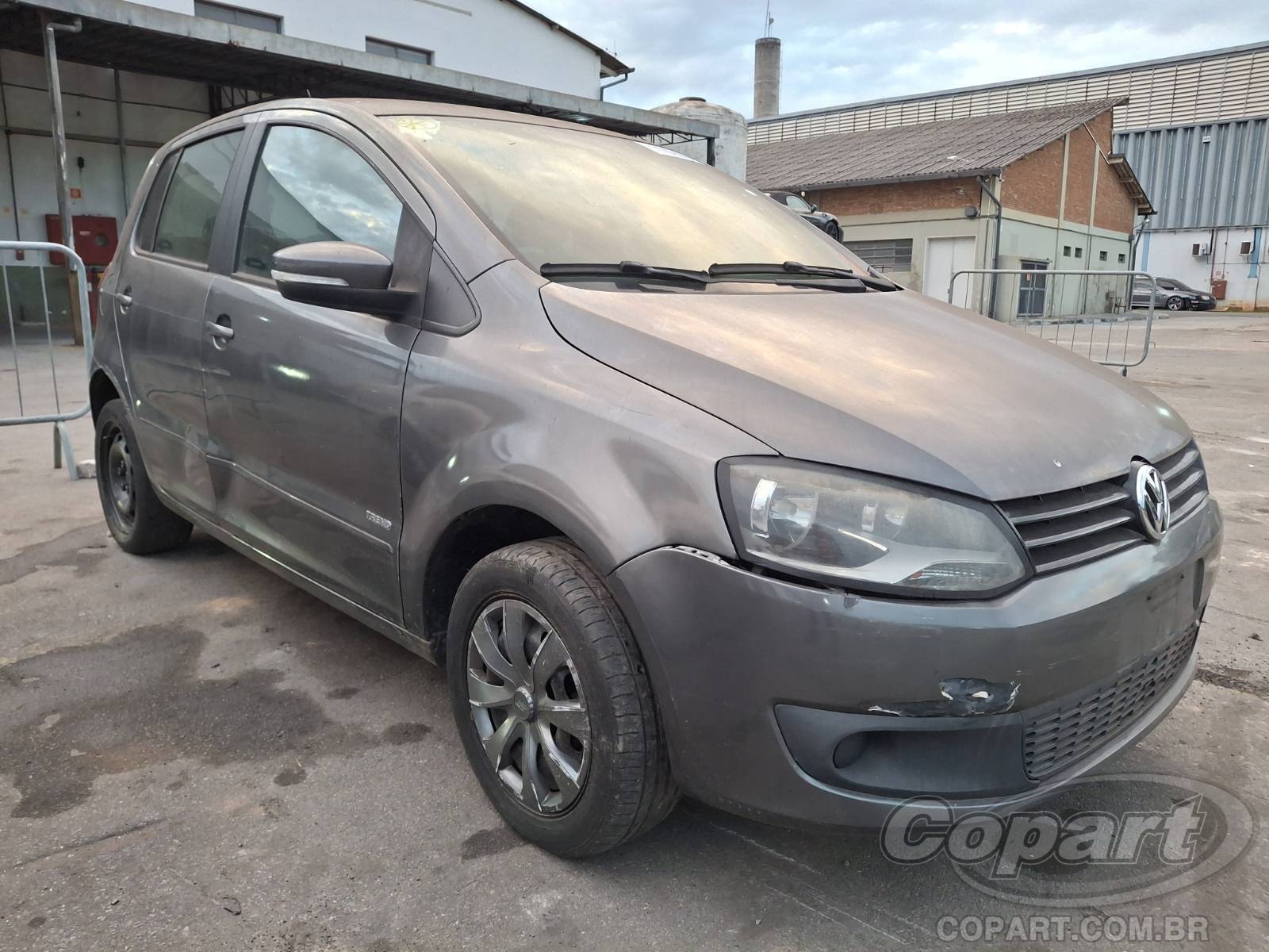 Veículo VW - VolksWagen Fox Volkswagen Fox 1.0 Total Flex 2014 Recuperável 2014 em leilão