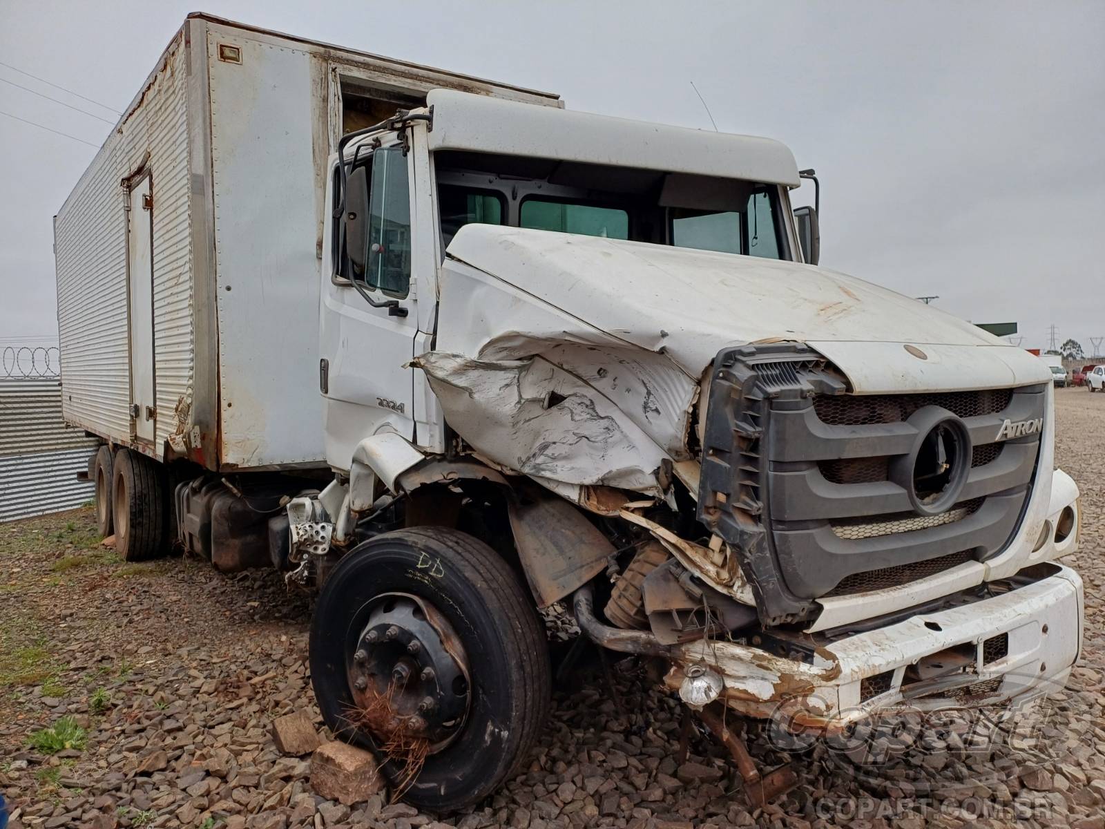 Veículo MERCEDES-BENZ Atron 2013 MERCEDES BENZ Atron 2324 Caminhão 2013 em leilão