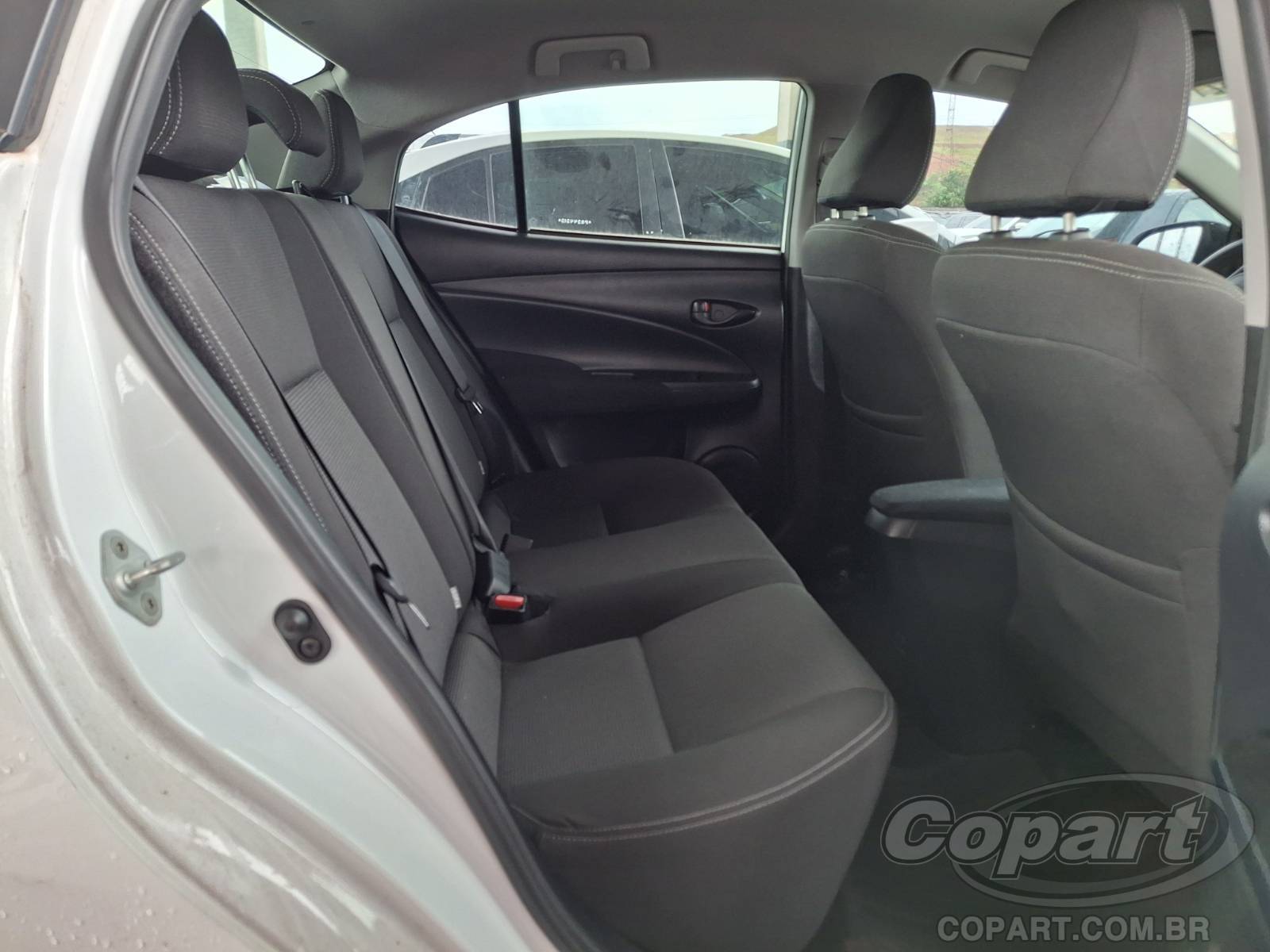 2023 TOYOTA YARIS SEDA — foto 6 de 10
